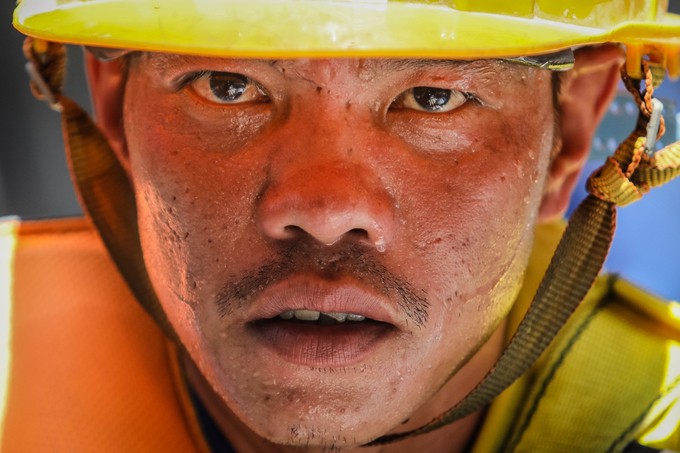 Công nhân metro Sài Gòn dầm mình thi công dưới nắng nóng ảnh 6
