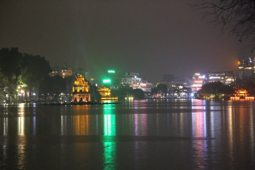 Mưa lạnh đêm 30 Tết, hồ Gươm thưa thớt người chờ xem pháo hoa ảnh 10