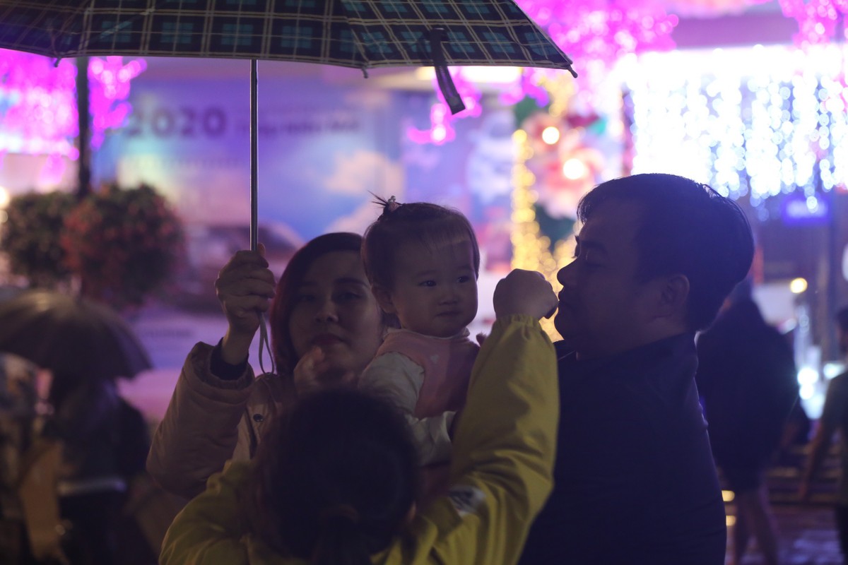 Mưa lạnh đêm 30 Tết, hồ Gươm thưa thớt người chờ xem pháo hoa ảnh 7