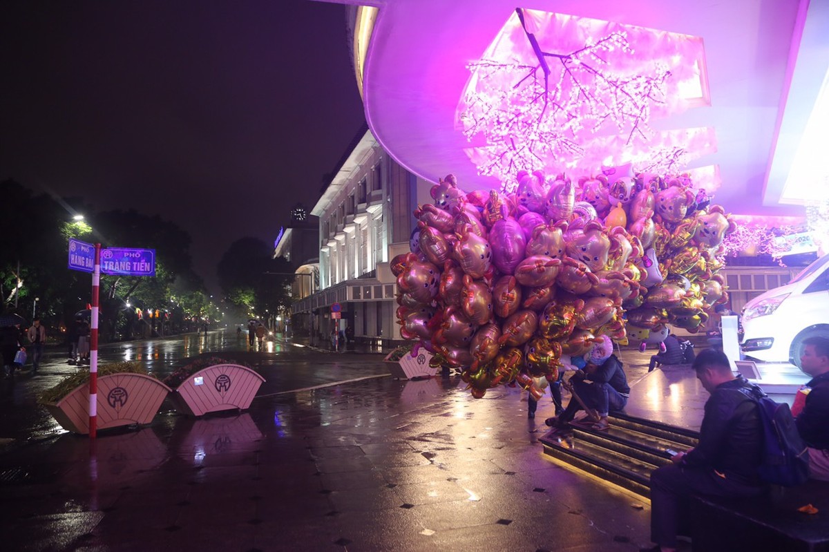 Mưa lạnh đêm 30 Tết, hồ Gươm thưa thớt người chờ xem pháo hoa ảnh 8