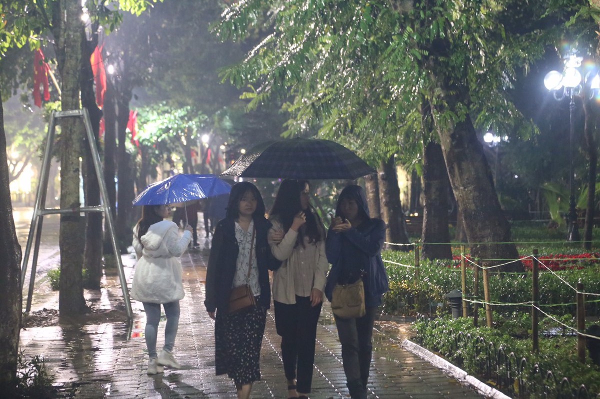 Mưa lạnh đêm 30 Tết, hồ Gươm thưa thớt người chờ xem pháo hoa ảnh 9