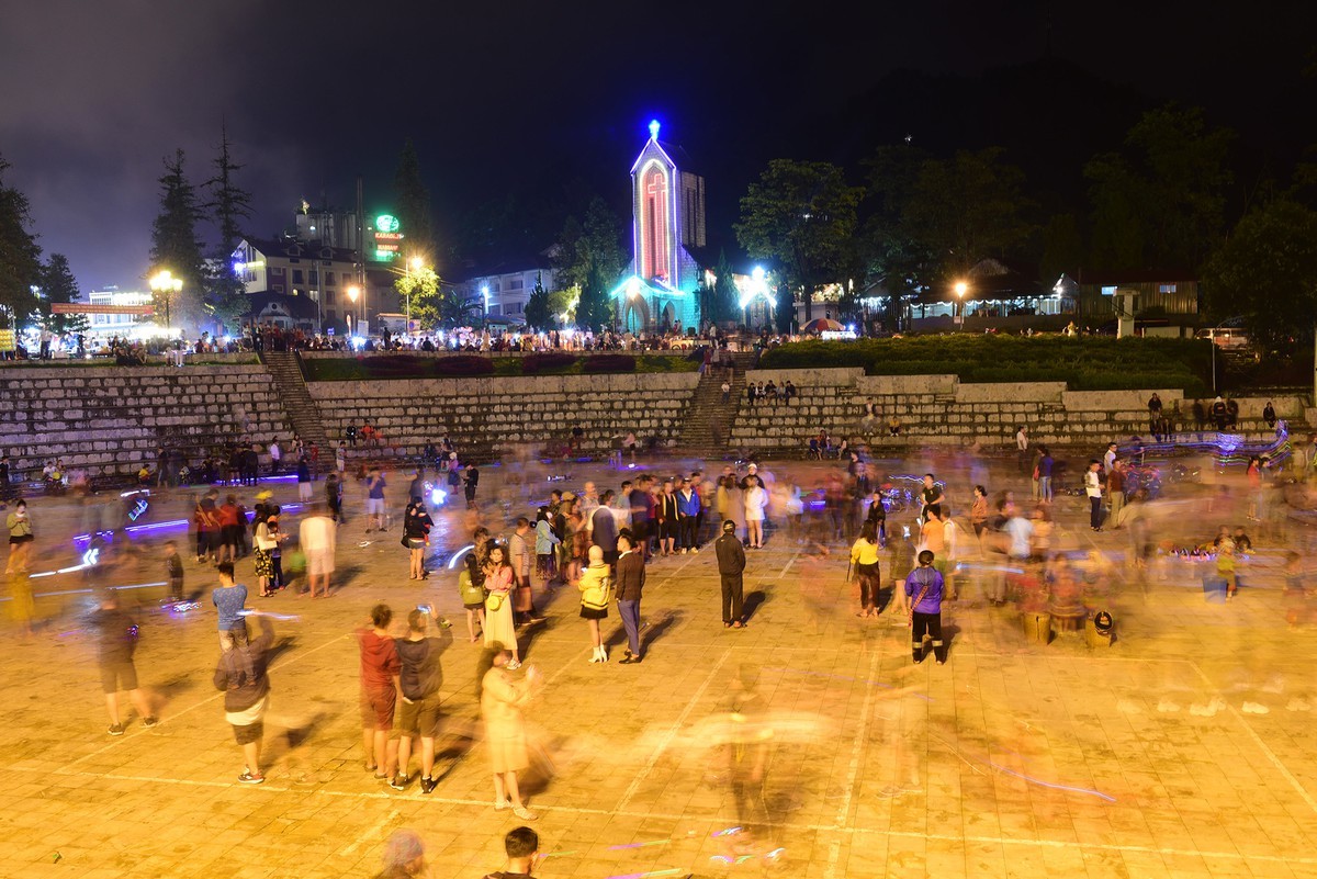 Quảng trường thị xã Sapa đêm thứ 7 ngày 12/9 rất đông du khách. Các du khách trẻ tập trung thành từng nhóm bật nhạc nhảy múa ngay trên đường phố.
