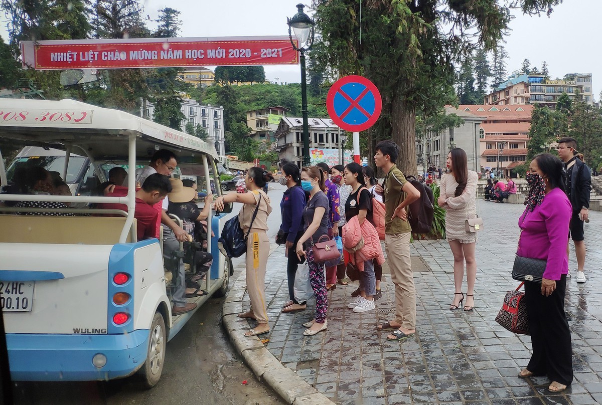 Tắc đường khiến du khách chờ thời gian lâu mới có xe điện.