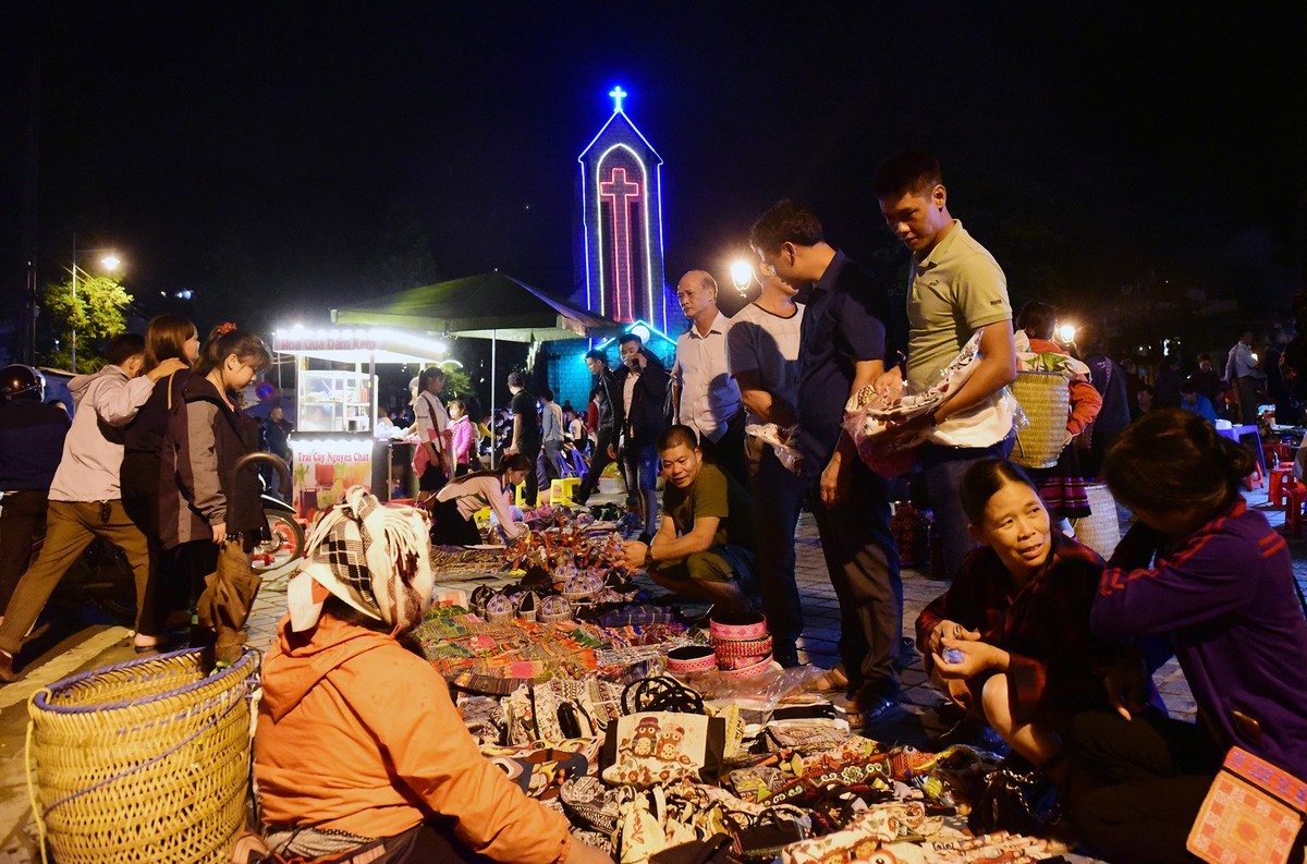 Các sạp hàng hóa của người dân tộc với đủ loại đồ bày bán khắp nơi, kéo chân du khách bởi các loại hàng màu sắc sặc sỡ, chất liệu thổ cẩm và chủ yếu làm bằng tay.