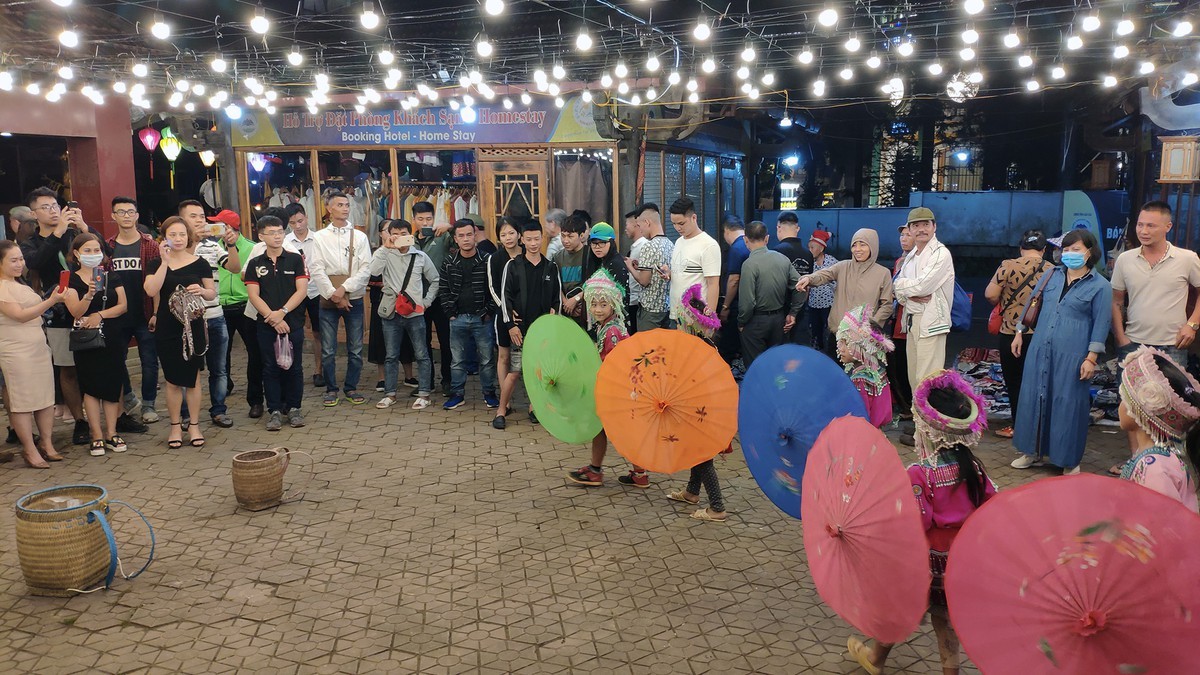 Ngoài các sạp hàng hóa đầy bản sắc, những chương trình biểu diễn văn hóa nghệ thuật của người dân tộc cũng thu hút đông đảo người xem.