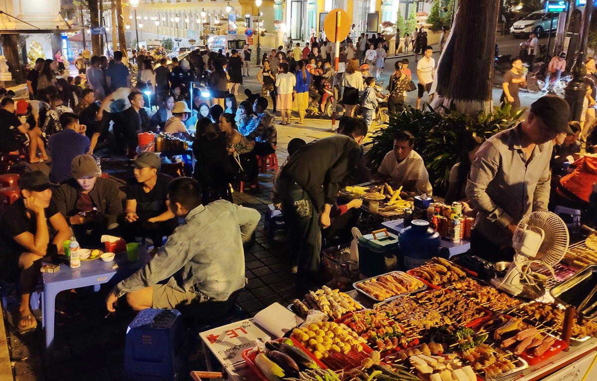 Nhiệt độ ngoài trời vào buổi tối chỉ khoảng 15 độ C khiến du khách không thể bỏ qua các quán nướng đặc trưng Sapa.