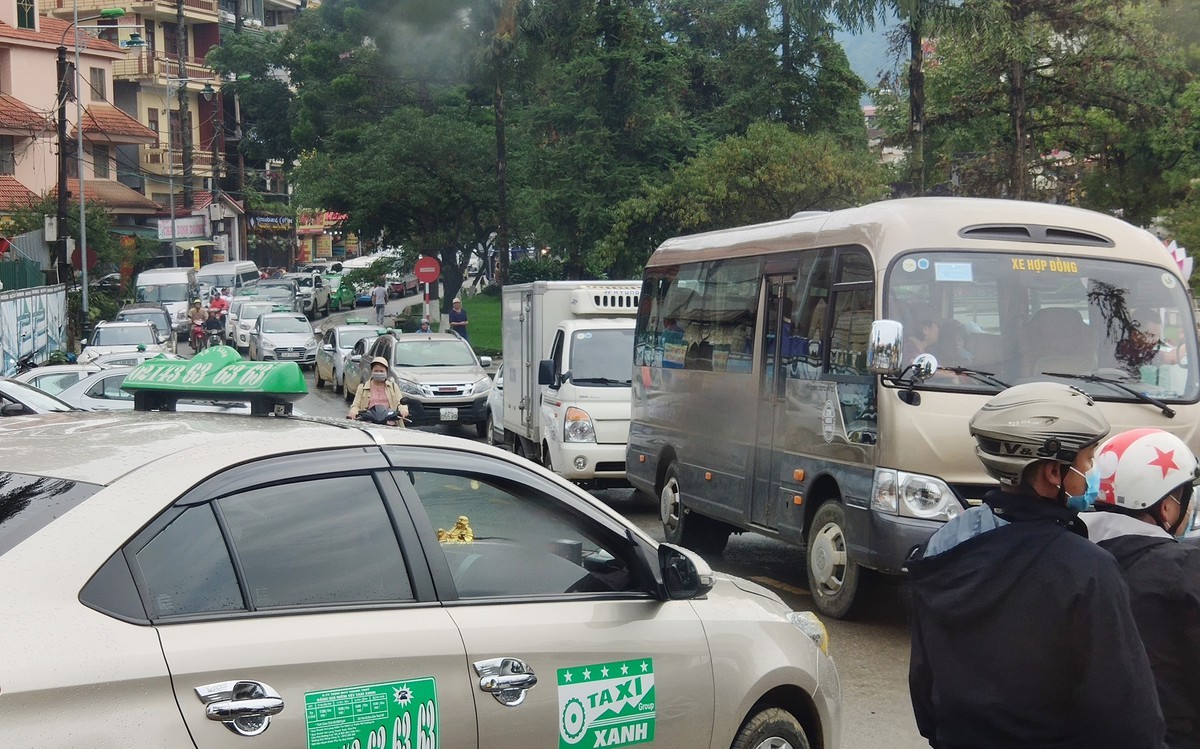 Khác với nhiều đô thị, Sapa những ngày cuối tuần mới có giờ cao điểm. Trong ảnh là tình trạng tắc đường xẩy ra tại bùng binh ngã 4 đường Xuân Viên và đường Phan Xi Păng lúc 8h sáng ngày 13/9.