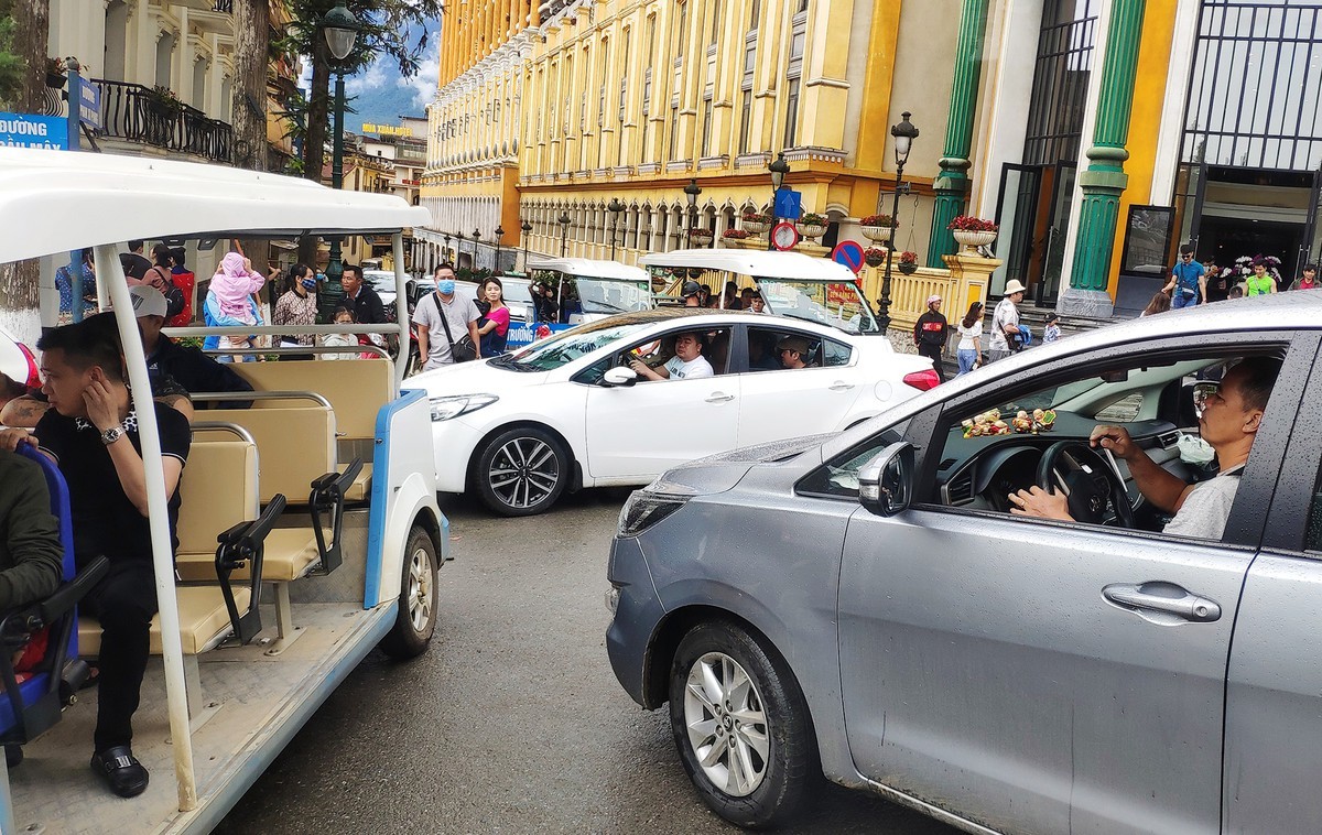 Ngã 4 Cầu Mây - Phan Xi Păng, đường đi các điểm du lịch như xã Mường Hoa, bản Cát Cát... tắc dài trong sáng cuối tuần.