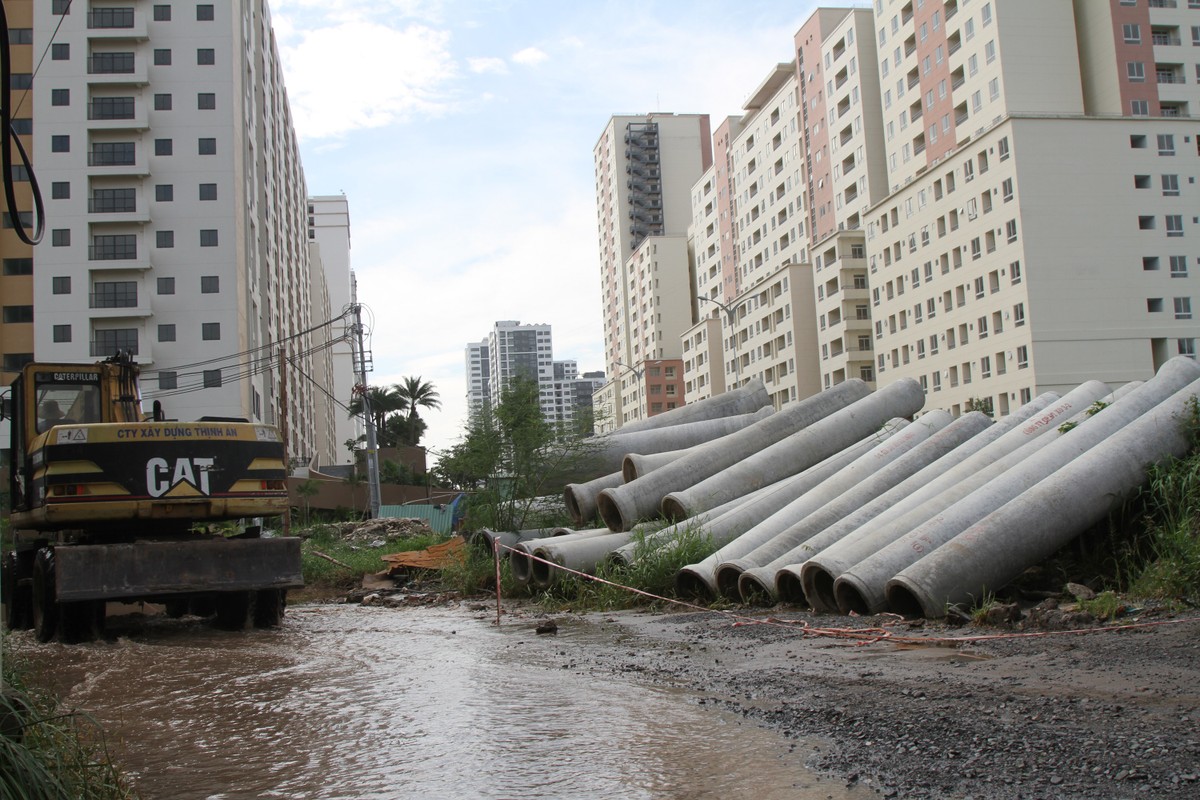 Khu tái định cư bỏ hoang nhiều năm nay khiến hạ tầng, chất lượng căn hộ xuống cấp - Ảnh: Trọng Tín