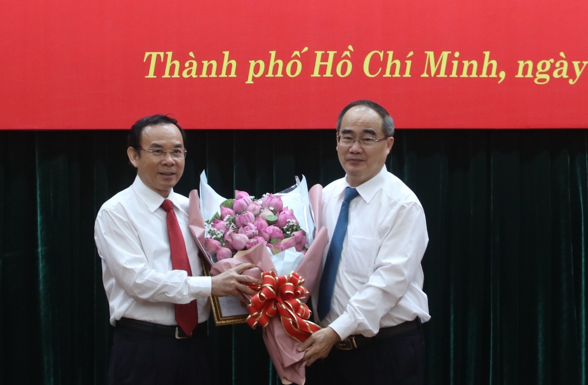 Đồng chí Nguyễn Thiện Nhân chúc mừng đồng chí Nguyễn Văn Nên. Ảnh VGP/Mạnh Hùng