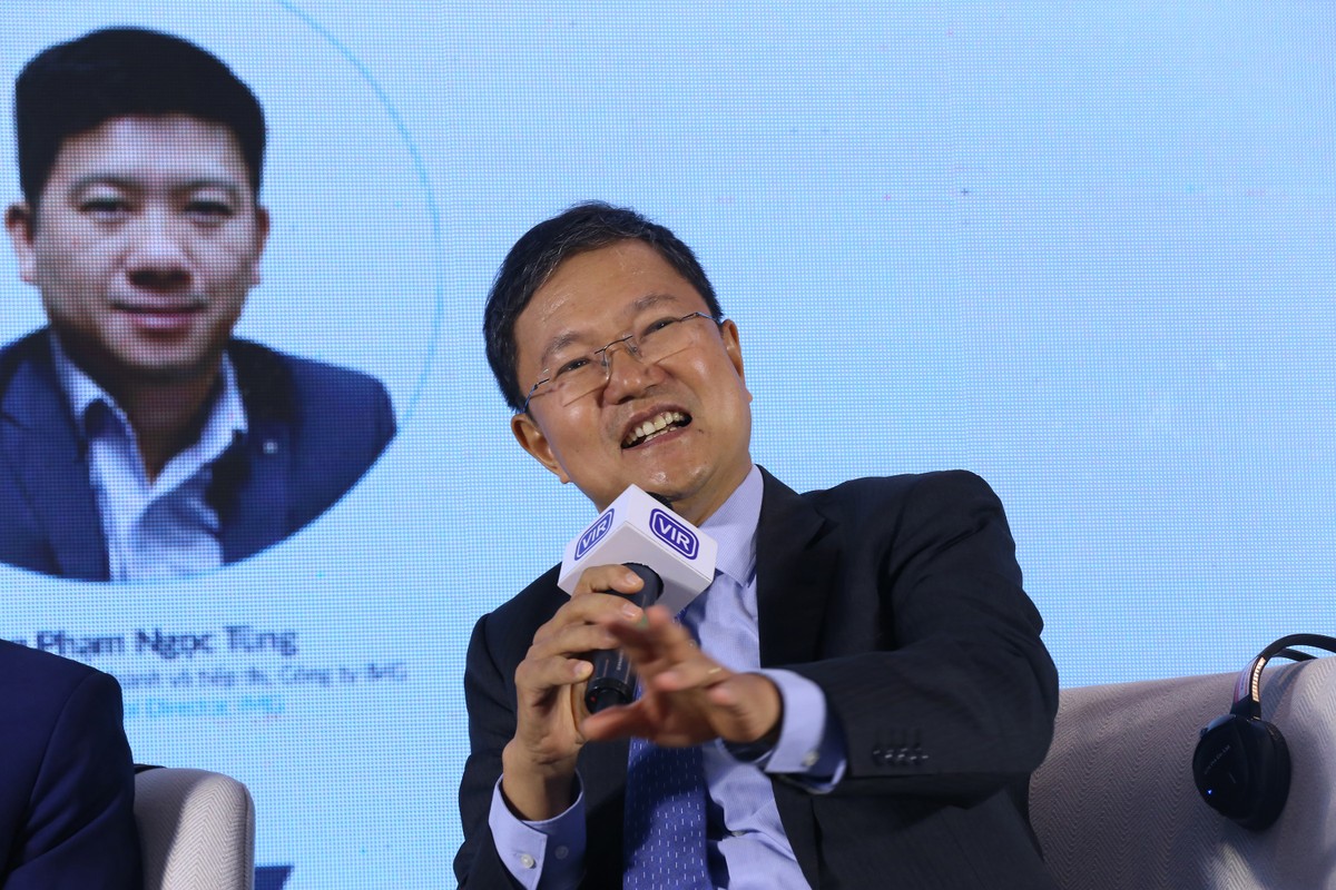 Ông Nguyễn Công Ái đặt câu hỏi dẫn đề cho các diễn giả - Ảnh: Lê Toàn.