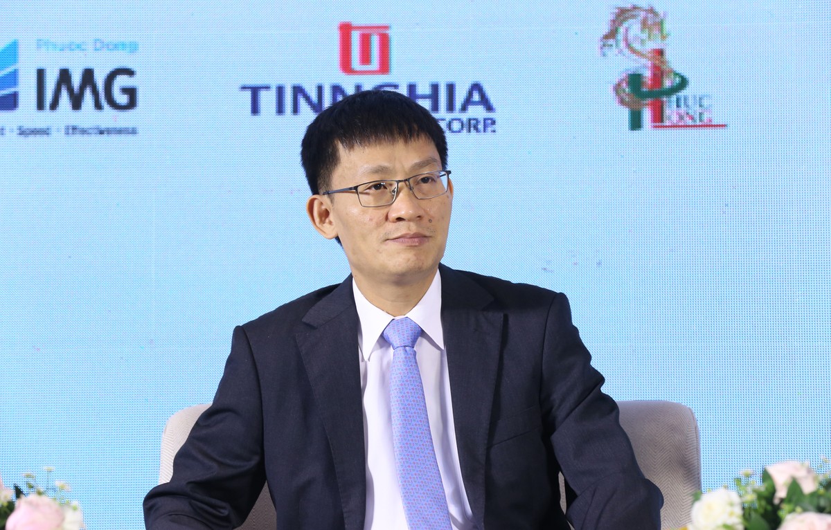 Ông Trần Quốc Trung, Phó Vụ trưởng Vụ Quản lý các khu kinh tế, Bộ Kế hoạch và Đầu tư trao đổi tại phiên thảo luận thứ nhất - Ảnh: Lê Toàn.