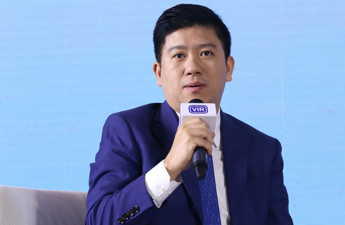 Ông Phạm Ngọc Tùng, Phó Tổng giám đốc kinh doanh và tiếp thị Công ty IMG trao đổi tại phiên thảo luận thứ nhất - Ảnh: Lê Toàn.