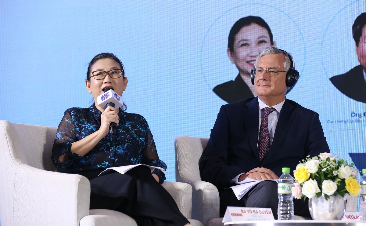 Bà Võ Hà Duyên đặt câu hỏi dẫn đề cho các diễn giả trong phiên thảo luận thứ hai - Ảnh: Lê Toàn.