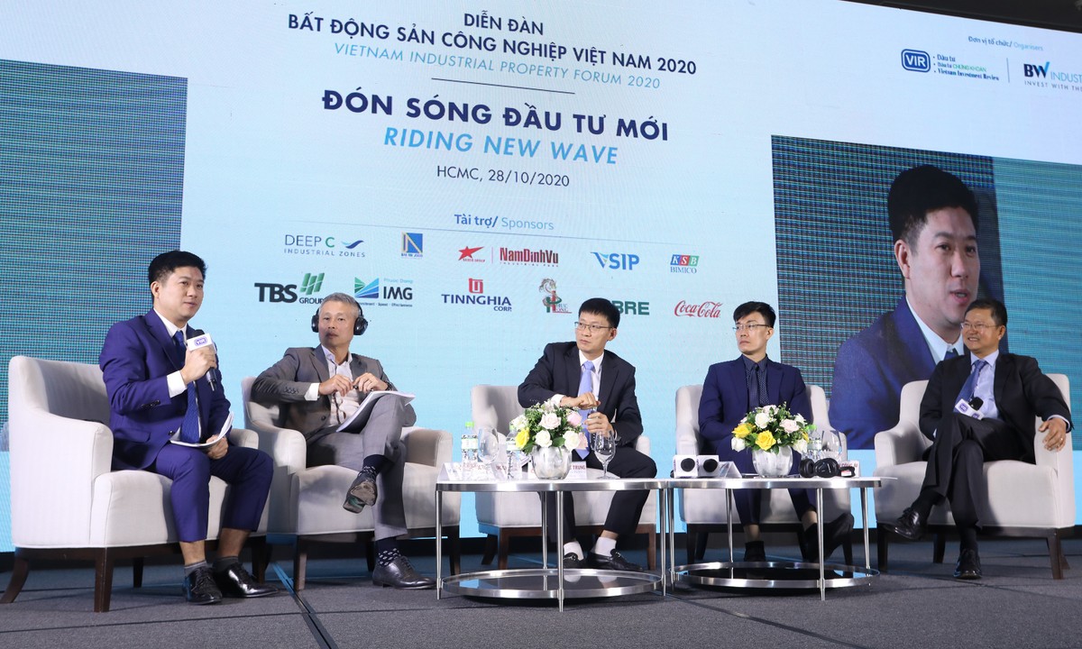 Các diễn giả trao đổi tại phiên thảo luận thứ nhất - Ảnh: Lê Toàn.