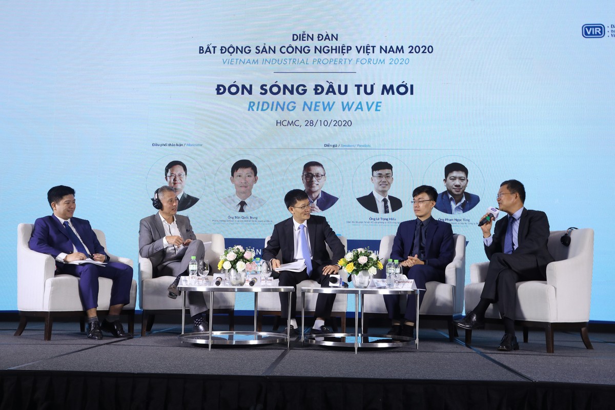 Các diễn giả trao đổi tại phiên thảo luận thứ nhất - Ảnh: Lê Toàn.