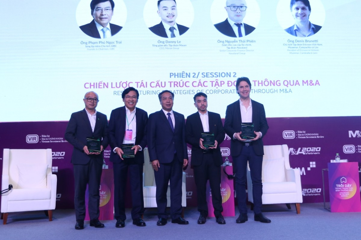 Ban tổ chức tặng kỷ niệm chương cho các diễn giả tham gia phiên thảo luận thứ 2. Ảnh: Lê Toàn.