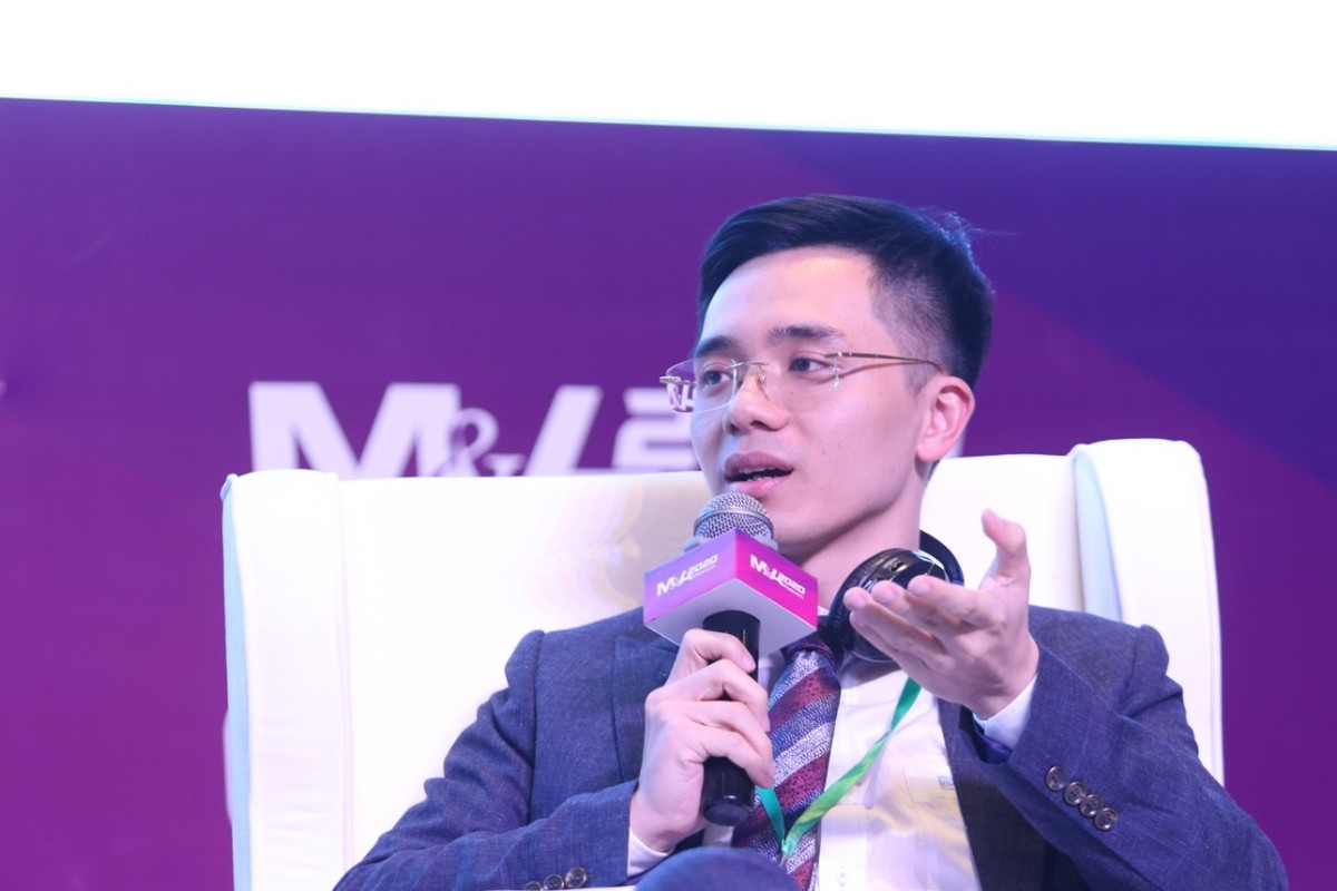 Ông Vũ Minh Tiến, Thành viên HĐQT phụ trách kiểm soát chiến lược đầu tư và M&amp;A, Tập đoàn An Thịnh trao đổi tại phiên 3. Ảnh: Lê Toàn.