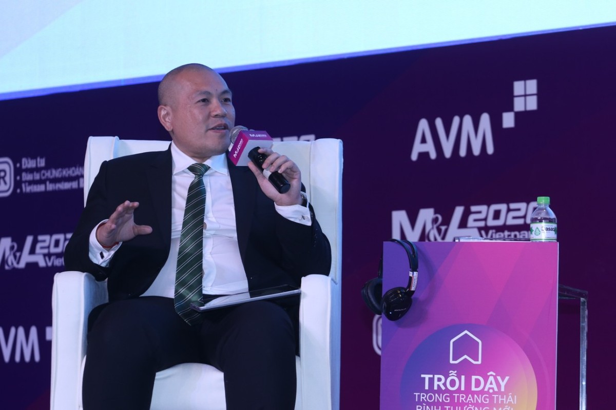 Ông Nguyễn Thế Nhiên, Phó tổng giám đốc Công ty Hưng Thịnh Land trao đổi tại phiên 3. Ảnh: Lê Toàn.