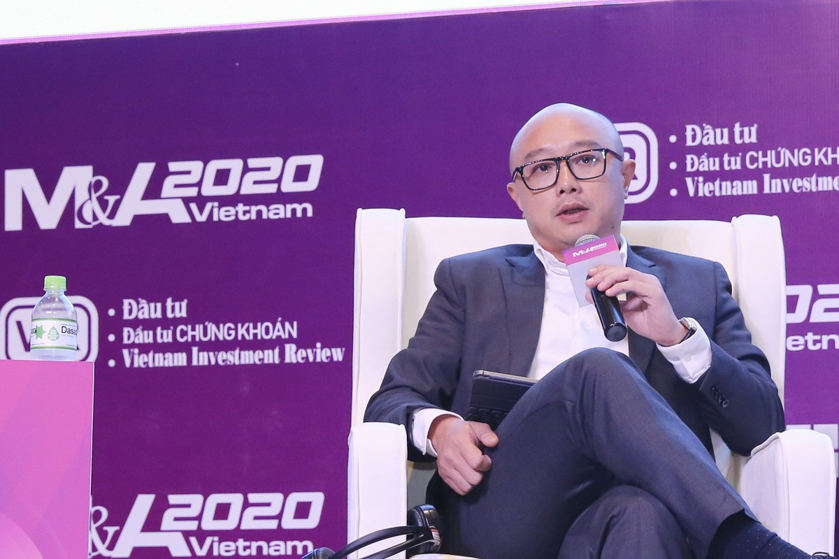 Ông Nguyễn Thái Phiên, Giám đốc cao cấp Tài chính, Tập đoàn Novaland trả lời câu hỏi của ông Phạm Phú Ngọc Trai. Ảnh: Lê Toàn.