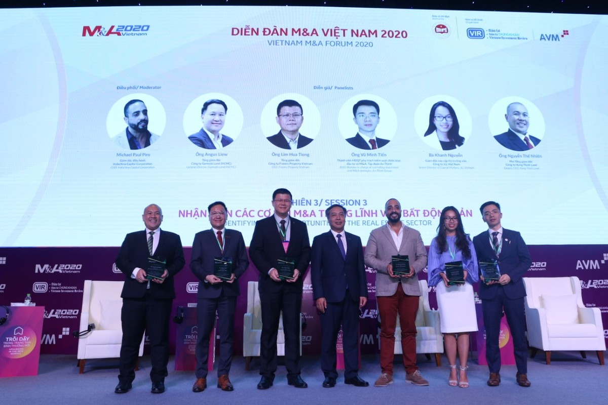 Ông Lê Trọng Minh, Tổng Biên tập Báo Đầu tư, Trưởng ban tổ chức Diễn đàn M&amp;A 2020 tặng kỷ niệm chương cho các diễn giả tham gia phiên thảo luận thứ 3. Ảnh: Lê Toàn.