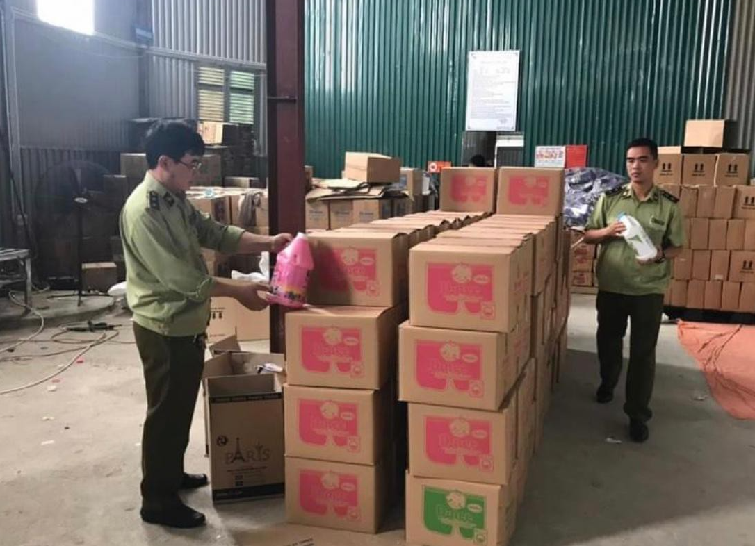 Hàng nghìn sản phẩm nước giặt bị làm giả nhãn hiệu D-nee, Comfort bị phát hiện