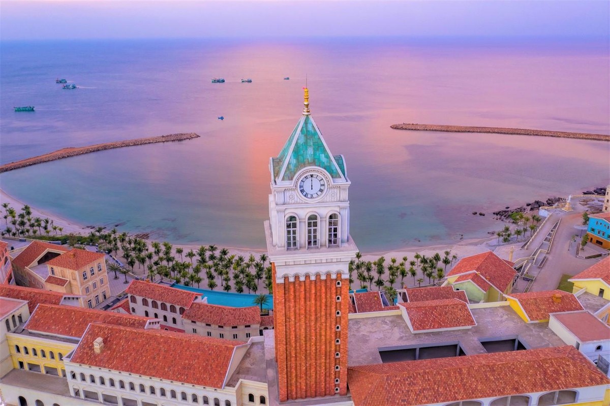 Đánh giá về hệ sinh thái độc đáo của Sun Group tại Nam Phú Quốc, bà Đặng Phương Hằng, Tổng Giám đốc CBRE Việt Nam cho biết, sau 5 năm khởi tạo, Sun Group đang tăng tốc đưa hệ sinh thái Nam Phú Quốc vươn ra thế giới, tương tự như Sentosa (Singapore) hay Genting (Malaysia)… “BĐS nằm trong những hệ sinh thái bài bản như thế thì giá trị sẽ tăng lên rất nhiều trong thời gian tới”, bà Hằng đánh giá.