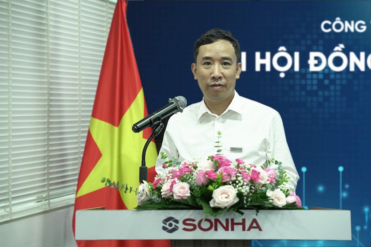 Ông Hoàng Mạnh Tân, Giám đốc SHE trình bày tại Đại hội.