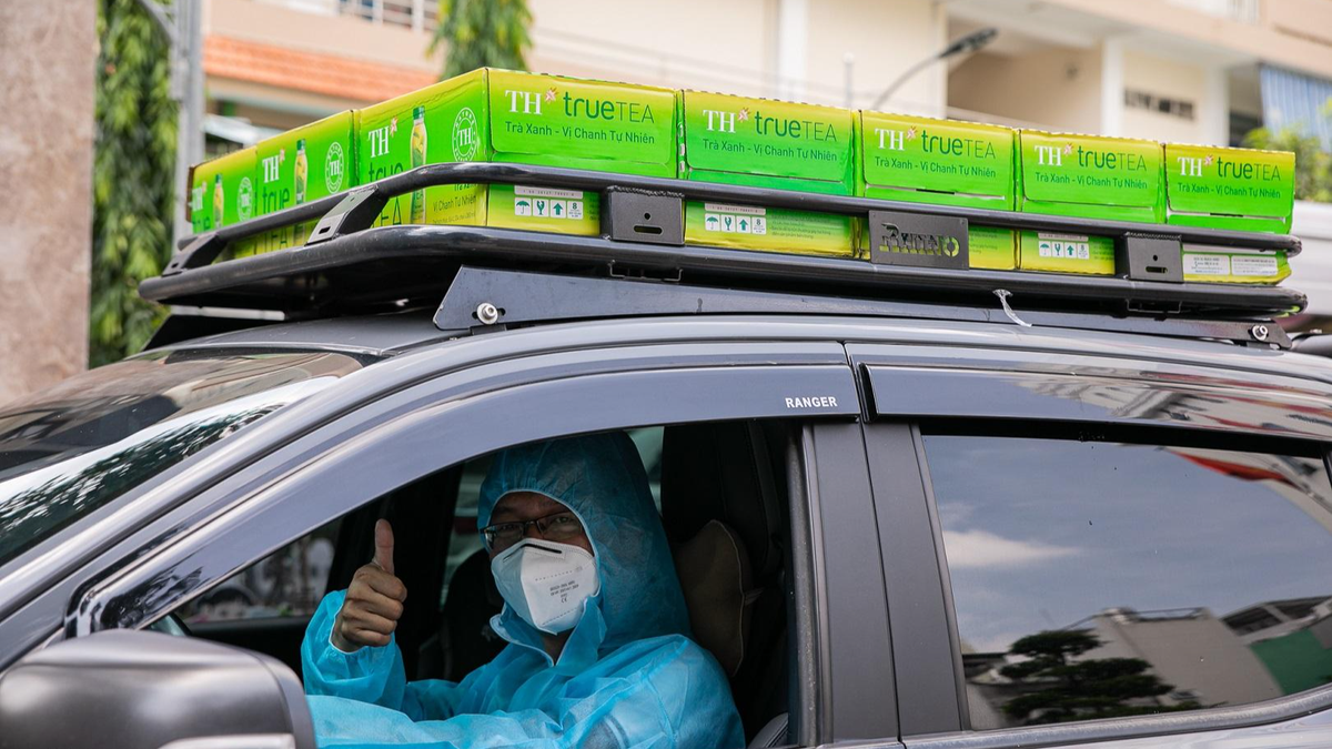 Những chuyến xe tất bật chở nặng yêu thương tiếp sức cho lực lượng tuyến đầu chống dịch.