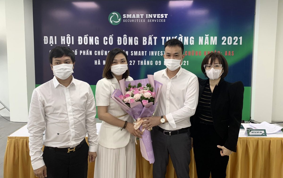 Chúc mừng thành viên HĐQT mới tại Đại hội đồng cổ đông.