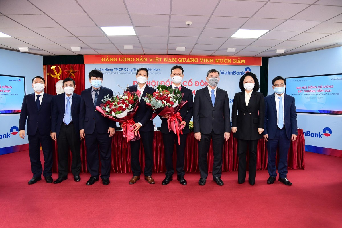 Ông Lê Thanh Tùng (thứ 4 từ phải qua), được bầu bổ sung vào HĐQT VietinBank