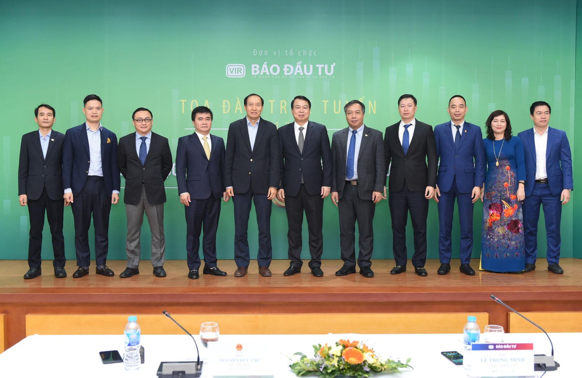 Ông Lê Trọng Minh (thứ 5 từ phải qua), Tổng Biên tập Báo Đầu tư và ông Bùi Đức Hải (ngoài cùng bên trái), Phó tổng Biên tập thường trực Báo Đầu tư chụp ảnh lưu niệm với các khách mời trước khi bước vào Tọa đàm. Ảnh: Dũng Minh