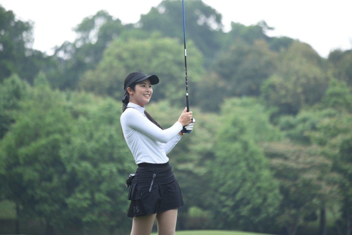 Hoa hậu Ngọc Hân từ lâu vốn được biết đến là một gôn thủ. Cô thường xuyên đăng tải lên trang Facebook cá nhân hình ảnh cô cùng bạn bè đi tập luyện môn thể thao này.