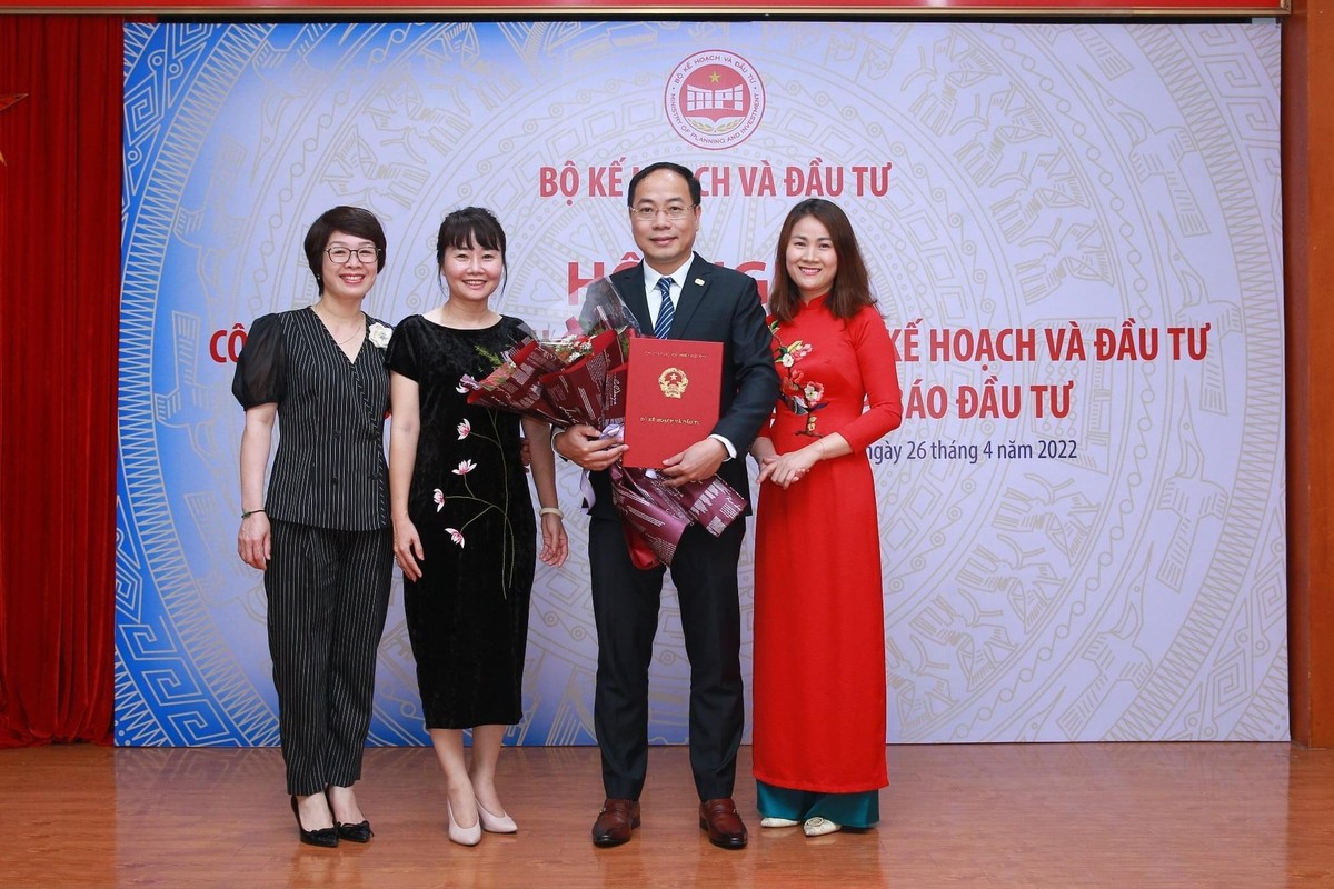 Đại diện Đảng uỷ, Ban chấp hành Công đoàn, Vụ Tổ chức cán bộ, Bộ Kế hoạch và Đầu tư chúc mừng ông Đặng Tuấn Khánh.