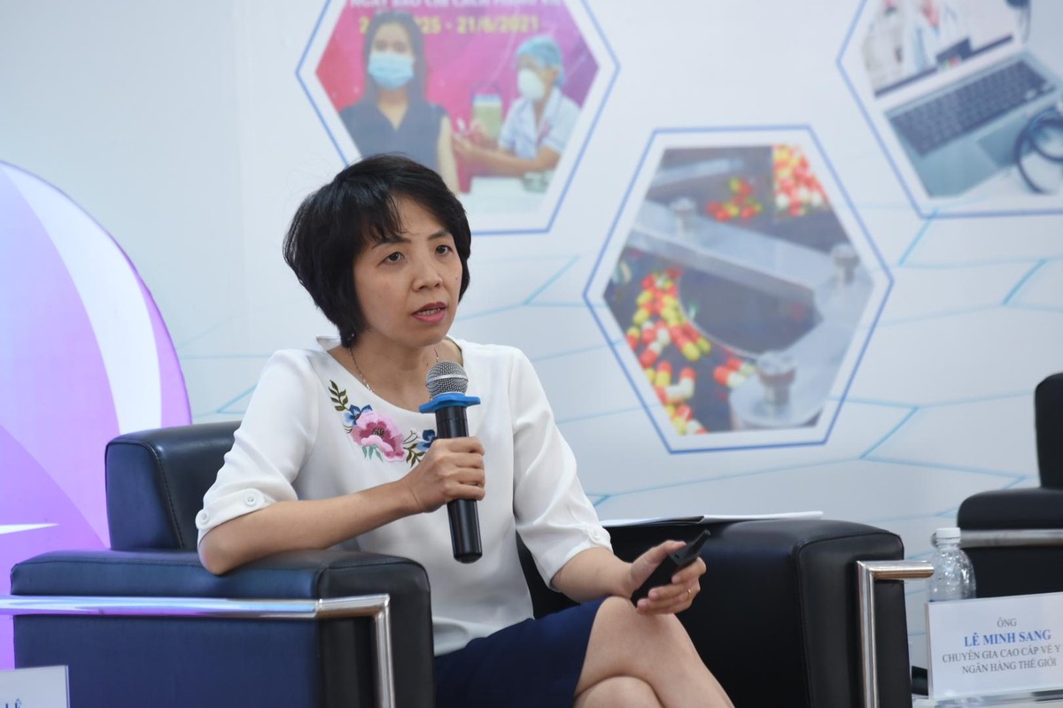 Bà Vũ Quỳnh Lê, Phó cục trưởng Cục Quản lý đấu thầu, Bộ Kế hoạch và Đầu tư trao đổi tại Hội thảo. Ảnh: Dũng Minh