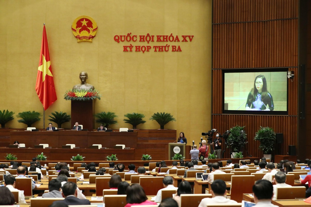 Phó chủ nhiệm Ủy ban Tài chính, Ngân sách của Quốc hội Vũ Thị Lưu Mai trình bày Báo cáo thẩm tra dự thảo Nghị quyết về thí điểm một số cơ chế, chính sách đặc thù phát triển tỉnh Khánh Hòa.