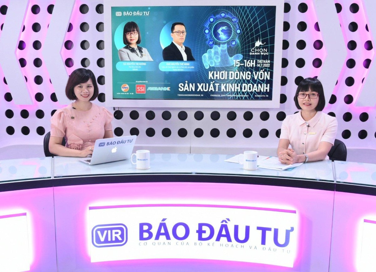 Bà Nguyễn Thị Hương, Phó tổng giám đốc ABBank (bìa phải) chia sẻ về chính sách tín dụng của Ngân hàng với doanh nghiệp xuất nhập khẩu tại talkshow của Báo Đầu tư.