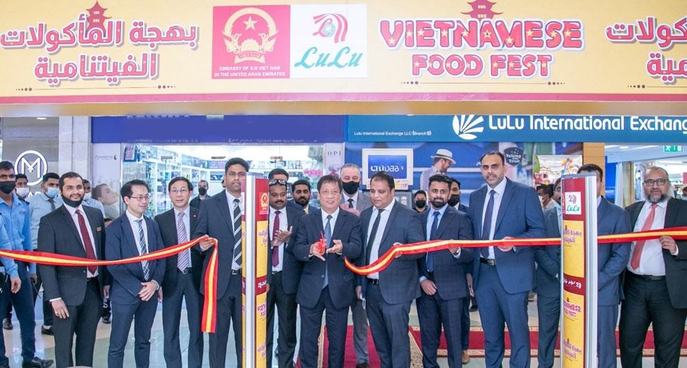 Đại sứ Nguyễn Mạnh Tuấn và các đại biểu cắt băng khai trương Tuần lễ Vietnamese Food Fest tại siêu thị Lulu, UAE.