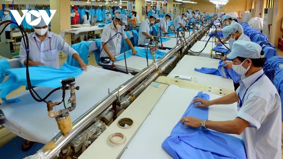 Các DN cần tìm kiếm đơn hàng và đổi mới công nghệ nhằm duy trì việc làm trong thời gian tới.