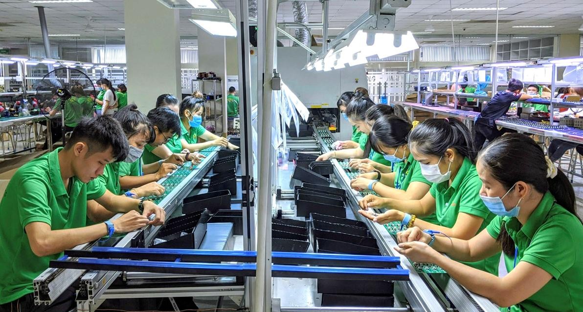 Công nhân sản xuất điện tử, linh kiện điện tử tại Khu Công nghệ cao- TP.Hồ Chí Minh. Công nhân sản xuất điện tử, linh kiện điện tử tại Khu Công nghệ cao- TP.Hồ Chí Minh.