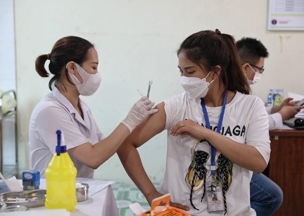 Tiêm vaccine phòng COVID-19 cho người lao động.