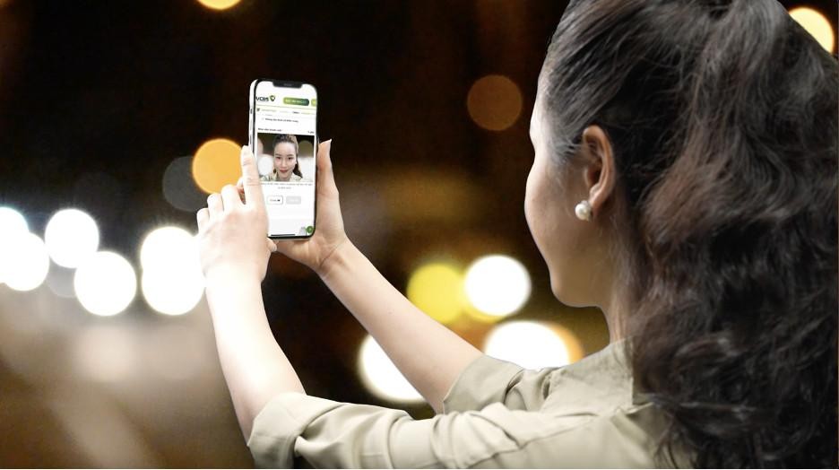 Khách hàng sử dụng ứng dụng eKYC của VCBS