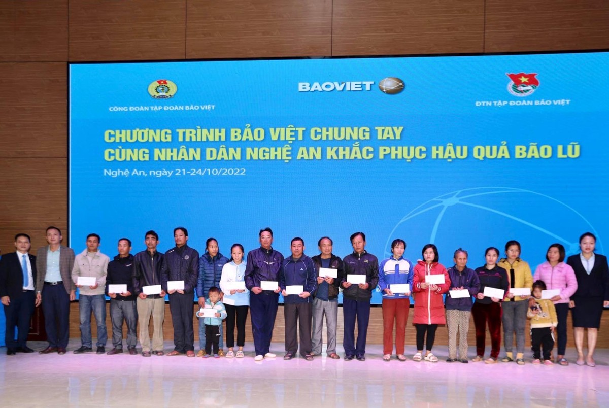 Bảo Việt trao quà ủng hộ cho người dân Nghệ An bị thiệt hại do mưa lũ.