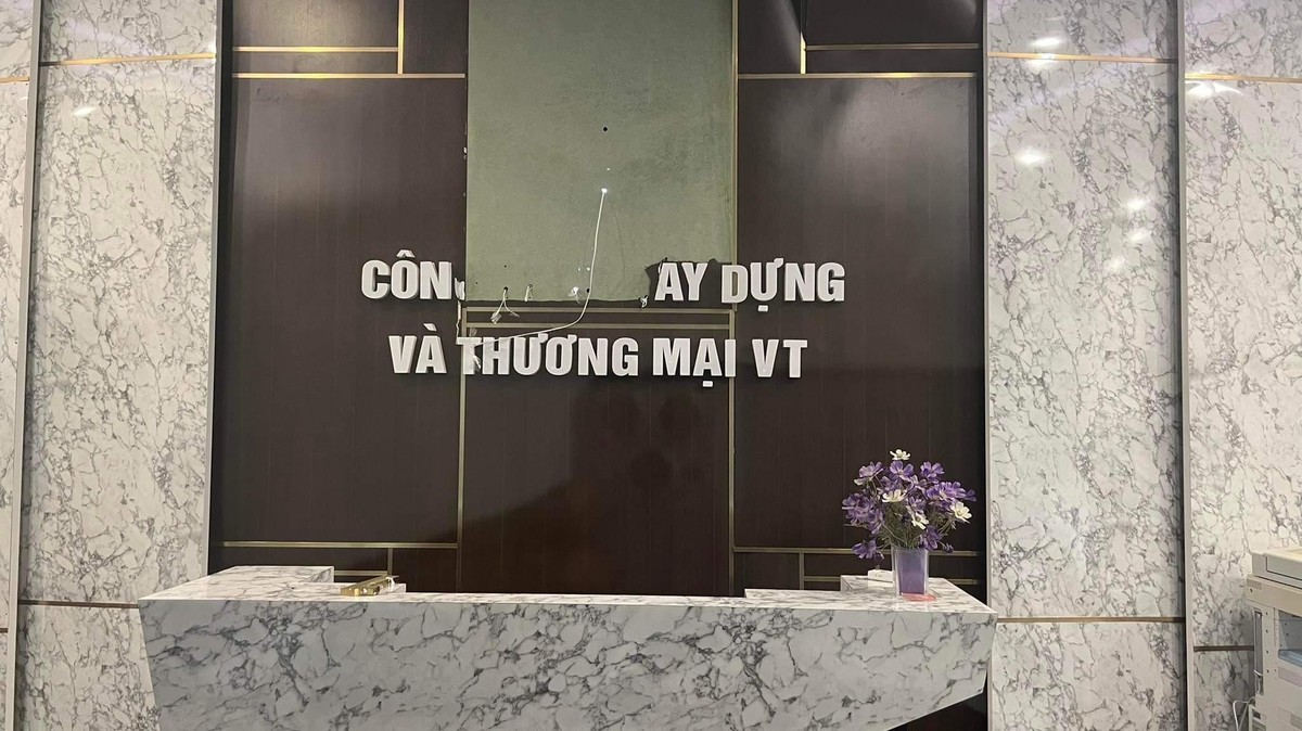 Biển hiệu công ty VT tại tầng 5 tháp C toà nhà Hà Nội Paragon rớt xuống
