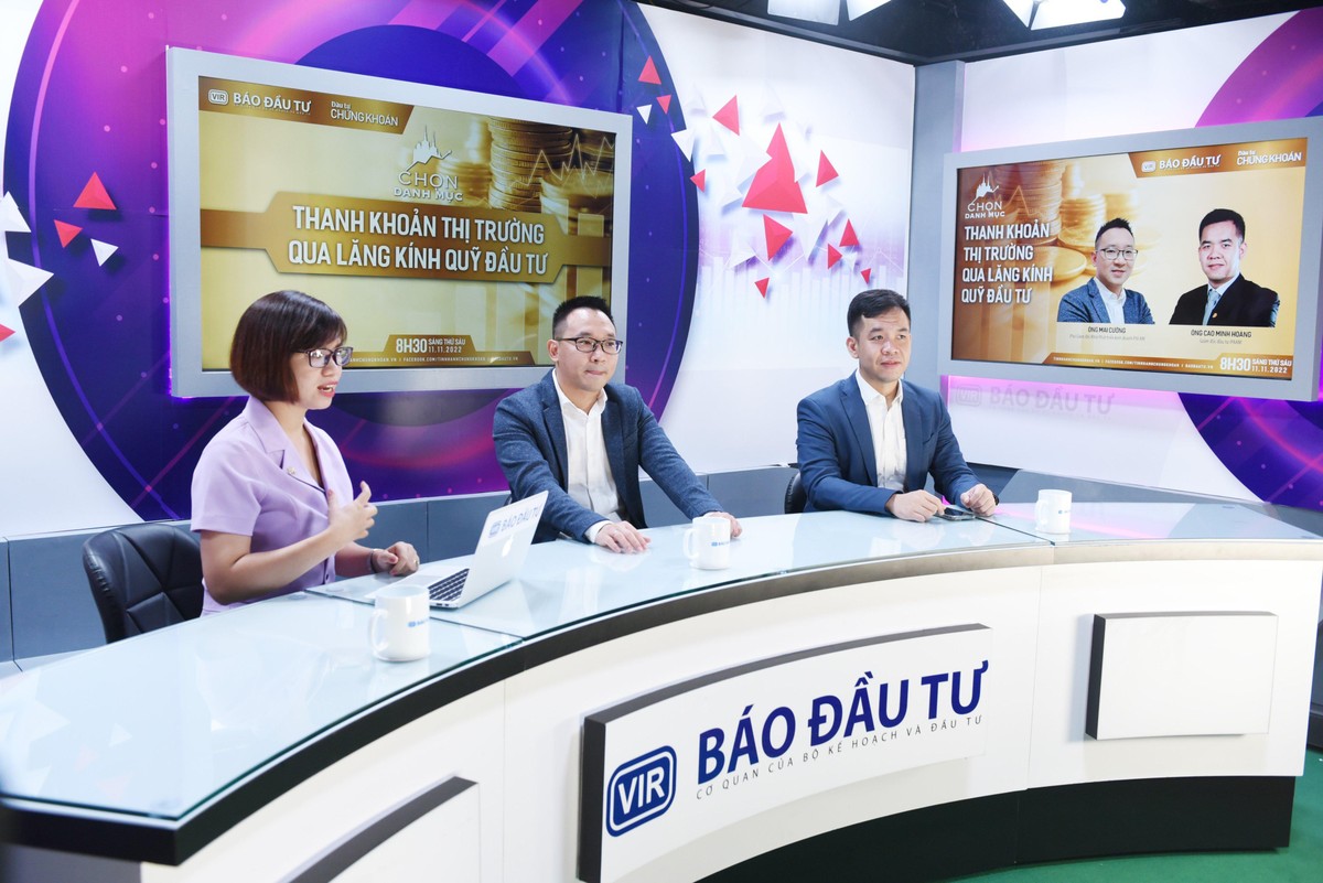 Các chuyên gia tham gia Talkshow Chọn danh mục (phần 2) kỳ 3: Thanh khoản thị trường qua lăng kính quỹ đầu tư: Ông Cao Minh Hoàng, Giám đốc đầu tư IPA AM (ngoài cùng phải) và ông Mai Cường, Phó giám đốc Khối phát triển kinh doanh PVI AM (giữa). Ảnh: Dũng Minh