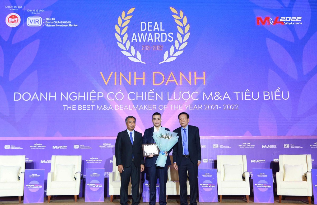Ban tổ chức trao chứng nhận vinh danh Doanh nghiệp có chiến lược M&amp;A tiêu biểu năm 2021 – 2022 cho CTCP Tập đoàn Masan.