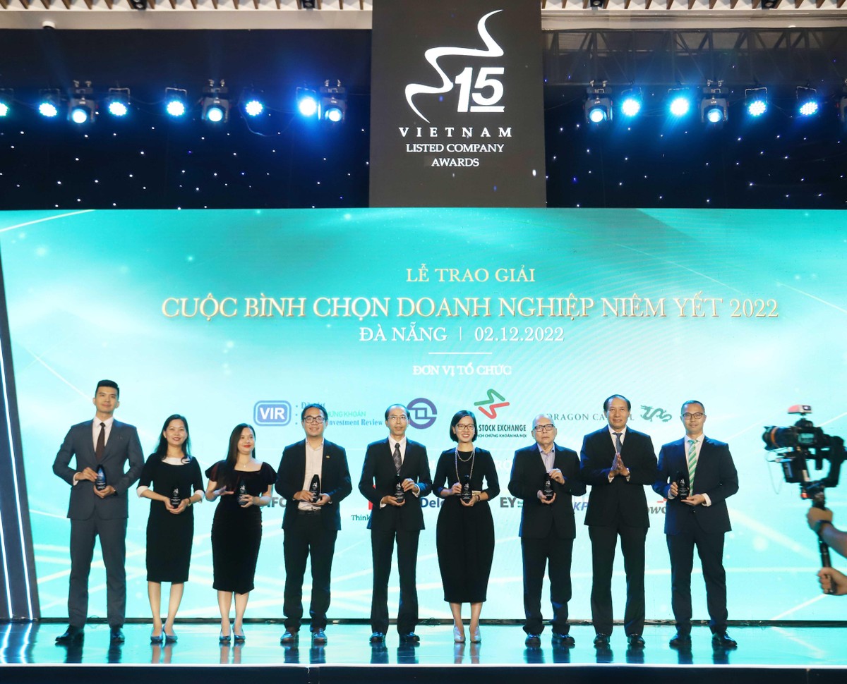 Ông Phạm Hồng Sơn, Phó chủ tịch UBCK trao kỷ niệm chương cho các đơn vị đồng hành. Ảnh: Lê Toàn