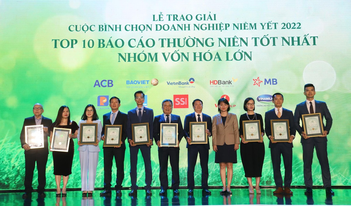 Bà Nguyễn Thị Việt Hà (thứ tư từ phải qua), phụ trách HĐQT Sở GDCK TP.HCM (HOSE) trao giải cho Top 10 BCTN tốt nhất 2022 nhóm vốn hóa lớn. Ảnh: Lê Toàn.