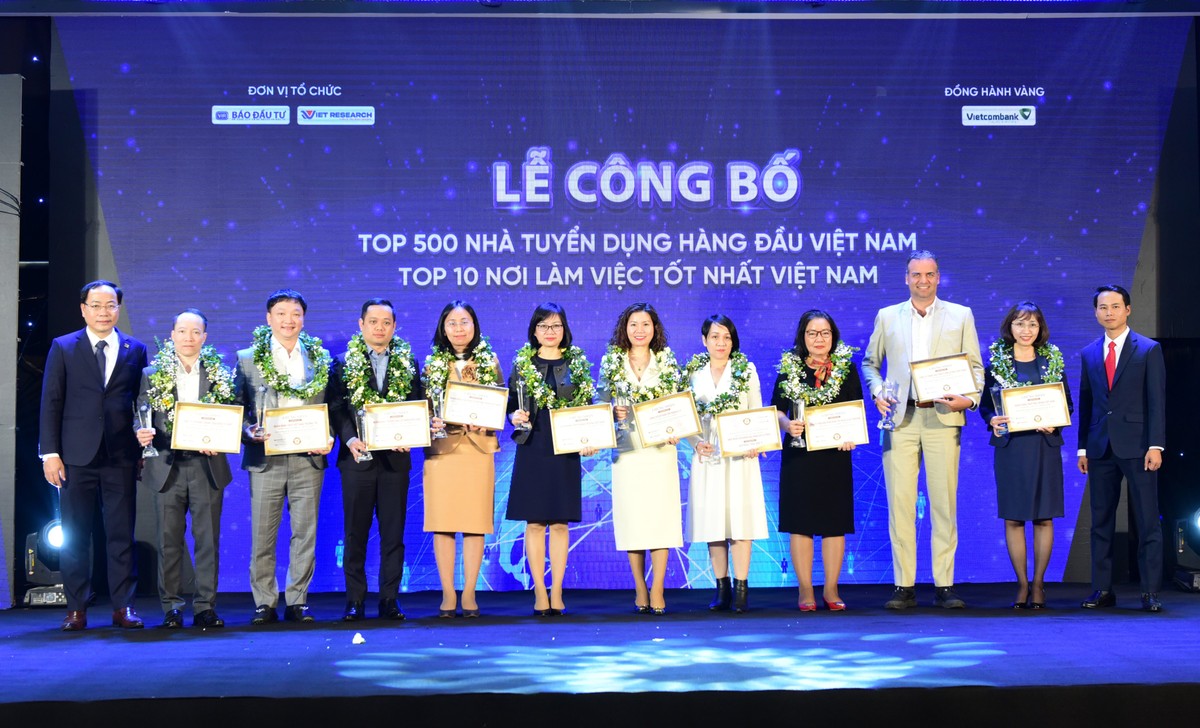 Ban tổ chức trao cúp và chứng nhận cho đại diện các doanh nghiệp Hội viên trong Chương trình VBE500 - Top 500 Nhà tuyển dụng hàng đầu Việt Nam năm 2022. Ảnh: Dũng Minh