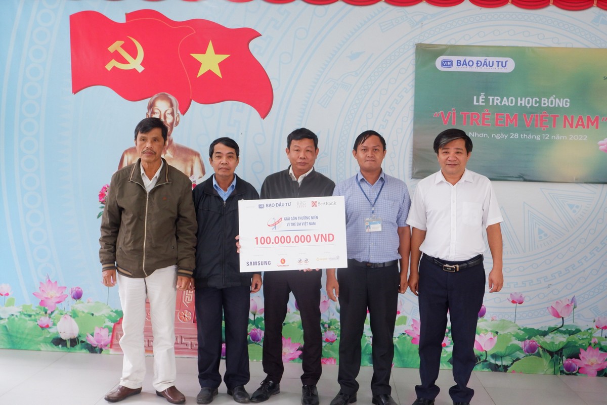 100 suất học bổng đã được Báo Đầu tư trao cho các học sinh nghèo vượt khó học giỏi của Trường Tiểu học Hòa Nhơn 1 và Hòa Nhơn 2, Trường THCS Phạm Văn Đồng (Đà Nẵng)